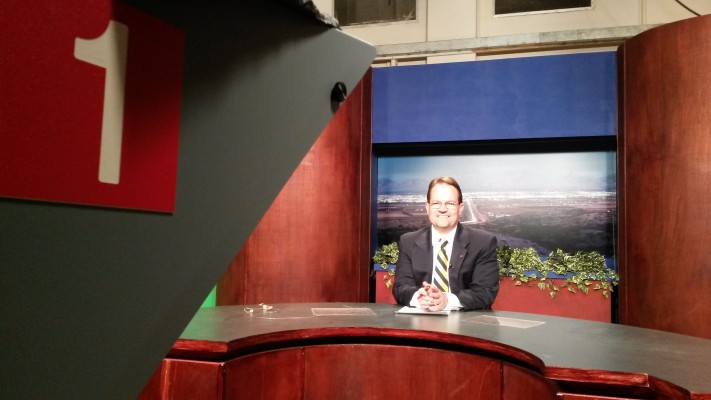 mein Host Fred beim Moderieren der Nachrichten für KRWG in Las Cruces, New Mexico