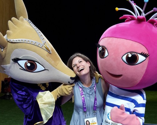mit den European Games- Maskottchen, der Gazelle und dem Granatapfel