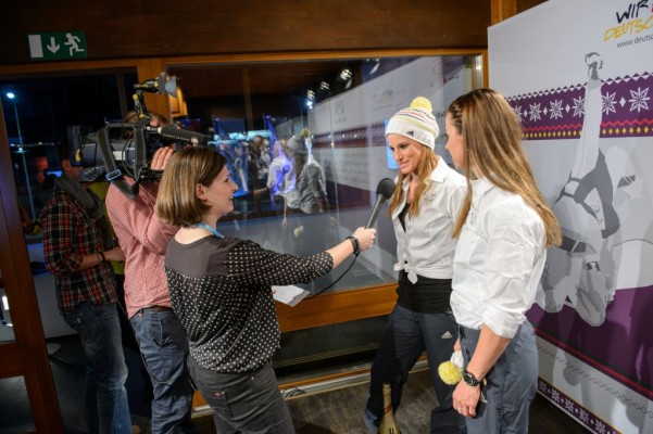 im Interview mit glücklichen Bronzemedaille-Gewinnerinnen (Langlauf-Staffel Frauen)