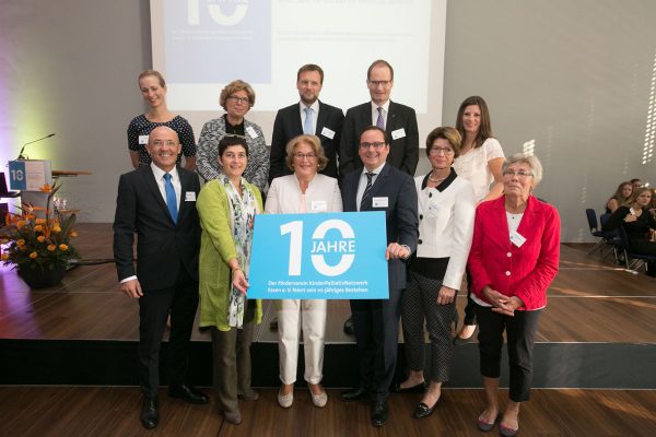 Untere Reihe v.l.n.r: Rolf Buchwitz (stellv. Vorsitzender AOK Rheinland), Barbara Steffens (NRW-Gesundheitsministerin), Rosemarie Engels (Förderverein KinderPalliativNetzwerk Essen e.V.), Thomas Kufen (Oberbürgermeister von Essen), Dr. Andrea Bott (Förderverein KinderPalliativNetzwerk Essen e.V.), Elisabeth Frigger (Förderverein KinderPalliativNetzwerk Essen e.V.). Obere Reihe v.l.n.r: Wibke Roth (Öffentlichkeitsarbeit Förderverein KinderPalliativNetzwerk Essen e.V.), Margret Hartkopf (Kuratoriumsmitglied der Deutschen KinderhospizStiftung), Dr. Björn Enno Hermans (Caritasdirektor Essen), Generalvikar Klaus Pfeffer, Anna-Katharina Schubert (Moderation)