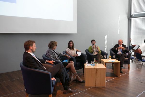 NRW-Gesundheitsministerin Barbara Steffens (Grüne), Margret Hartkopf, Kuratorium der Deutschen KinderhospizSTIFTUNG, Rolf Buchwitz, stellvertretender Vorsitzender des Vorstandes der AOK Rheinland/Hamburg sowie Dr. Björn Enno Hermans, Caritasdirektor der Stadt Essen und Geschäftsführer des Sozialdienstes katholischer Frauen Essen-Mitte e.V.